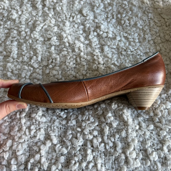 Arnold Churgin low heel pumps Size 40. Dark tan w/navy piping. Leather. - Picture 4 of 5